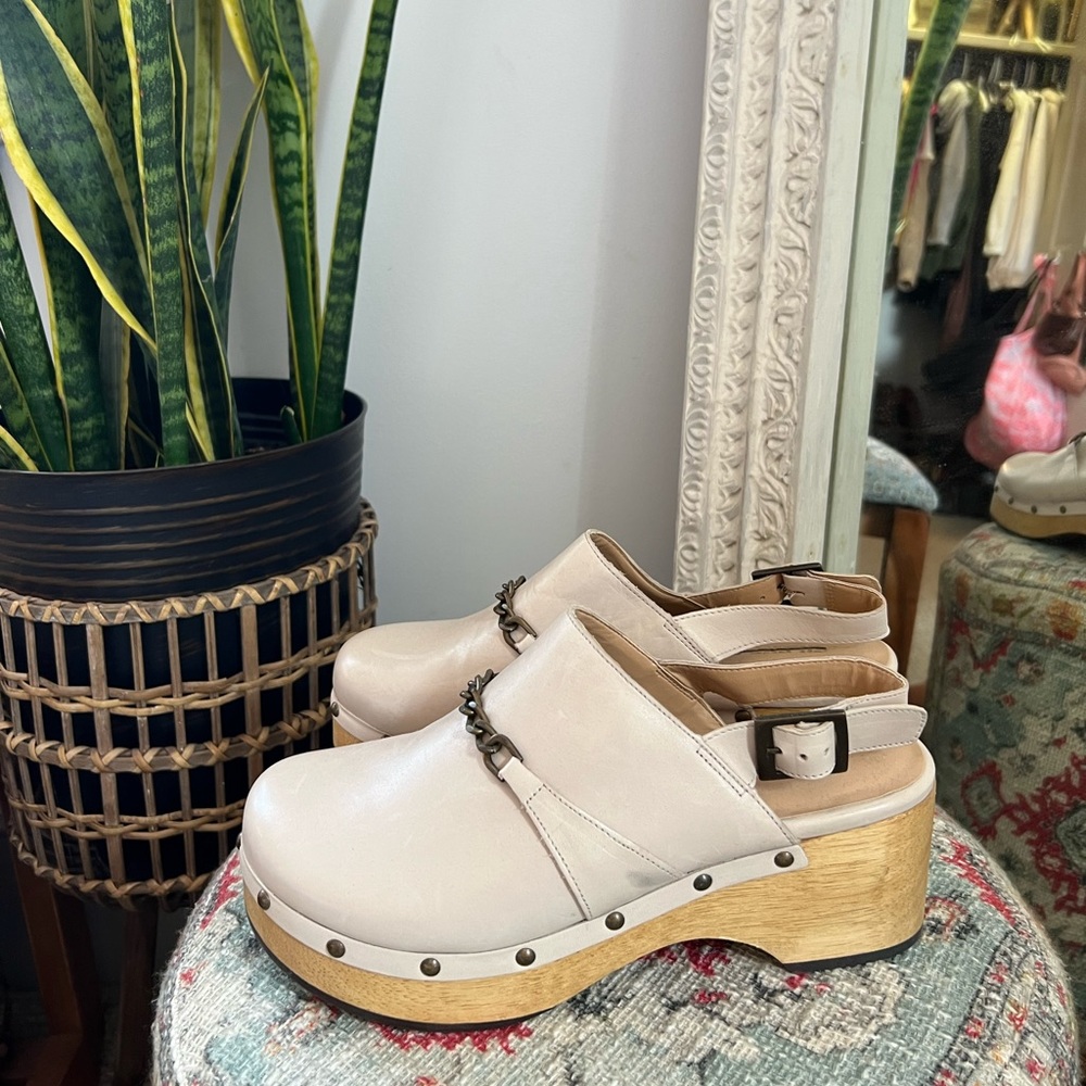 Silent D NEVER WORN clogs!